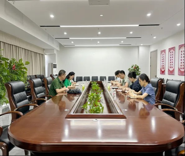 青秀区人社局开展＂暖企行动＂ 走访企业 送政策